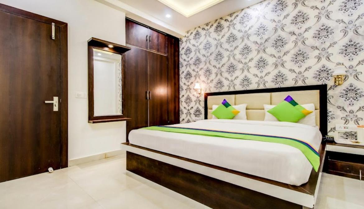 Hotel Blossom Rooms - Fully Ac Tājganj Buitenkant foto